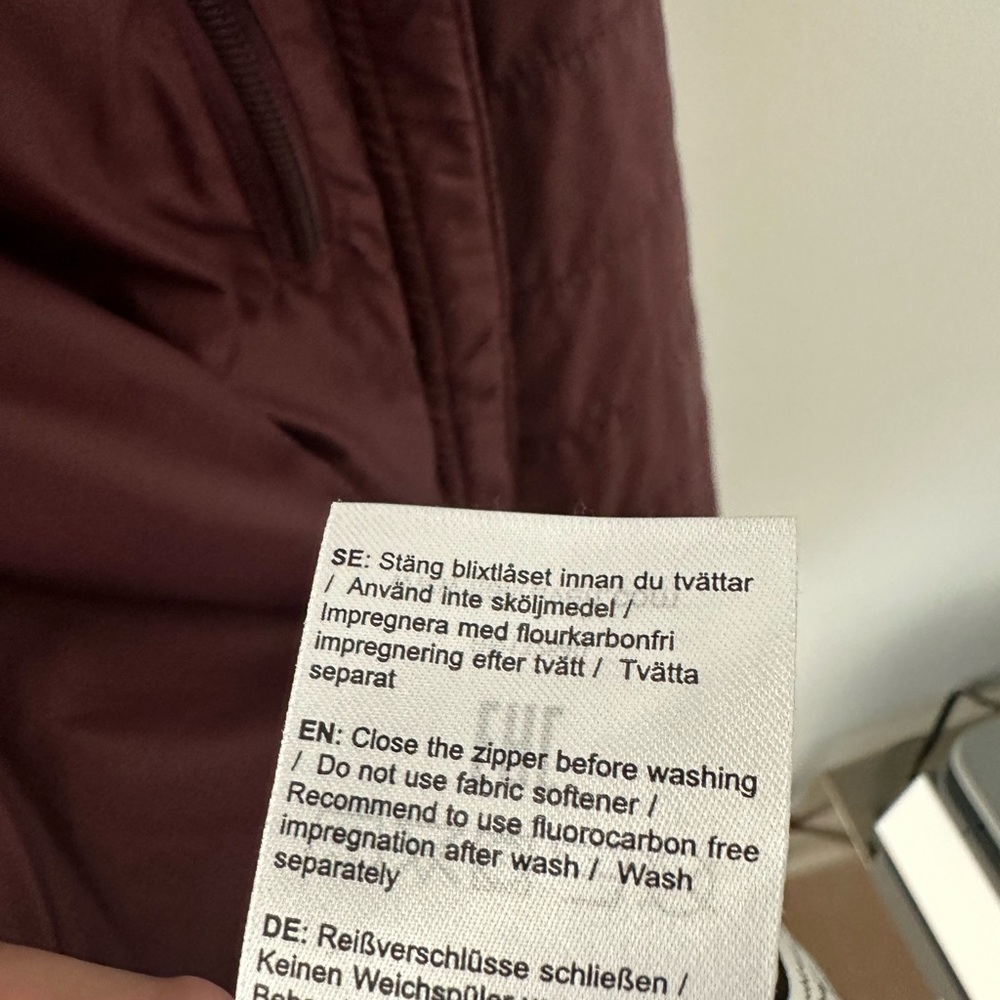 Fjallraven Women's 1974 Expedition Jacket in Burgundy - Picture 3 of 9